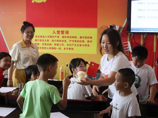 图九:公司2022级社会学本科生王圆斐为孩子们开展有趣的科学小实验